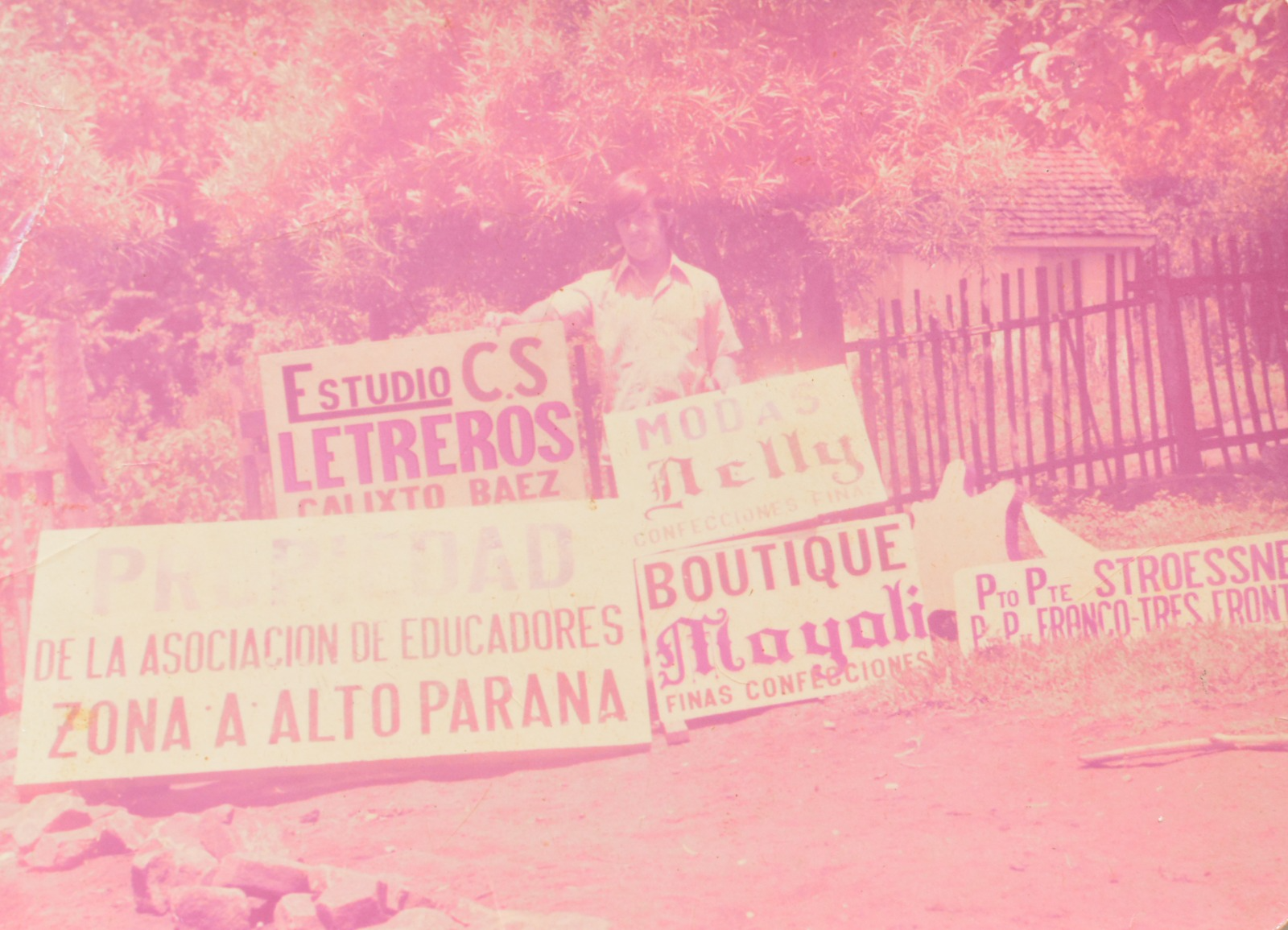 Calixto Báez con sus letreros